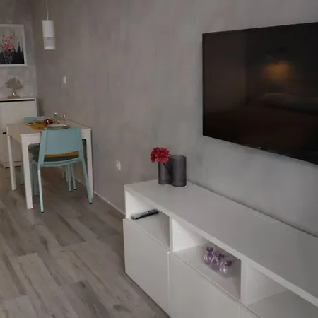 Maria, Modern With Private Parking شقة