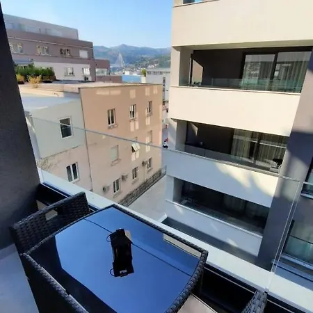 Maria, Modern With Private Parking شقة *