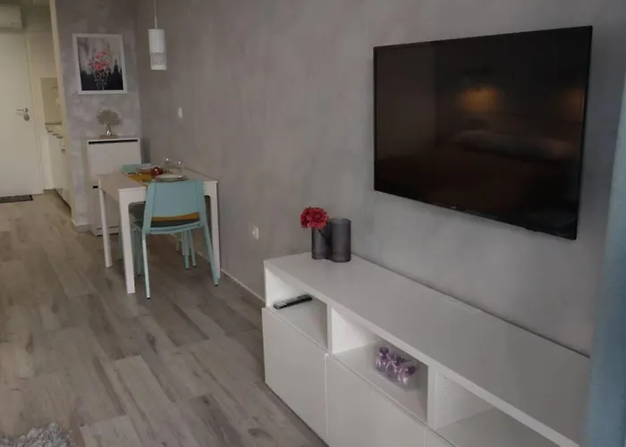 Maria, Modern With Private Parking Apartament