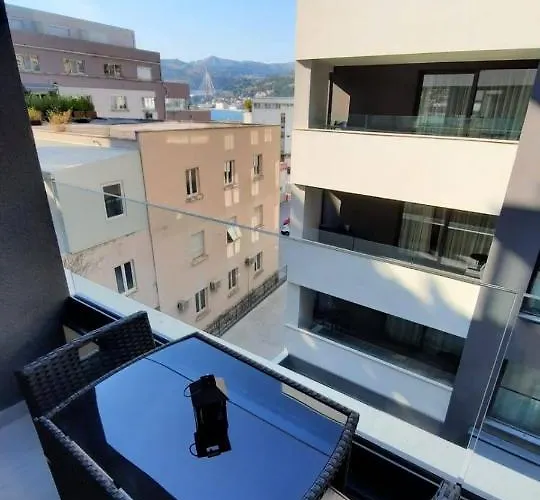 Maria, Modern With Private Parking Appartement *